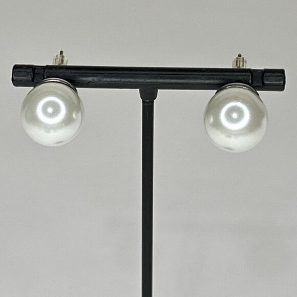 Seven Pair Of Faux Pearl Earrings Two Clip On And Five Pierced - Picture 8 of 11